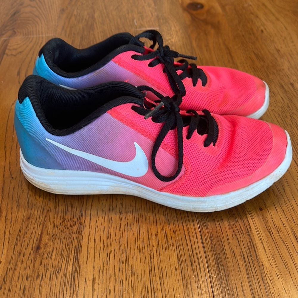 Girl Nike sneakers Sz 4